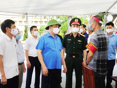 Bí thư Thành ủy Hà Nội Đinh Tiến Dũng trực tiếp thị sát, kiểm tra chốt tự quản phòng, chống dịch tại huyện Quốc Oai.