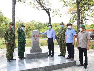 Bí thư Tỉnh uỷ Đắk Lắk, ông Nguyễn Đình Trung trong lần thăm cột mốc biên giới trên địa bàn tỉnh.