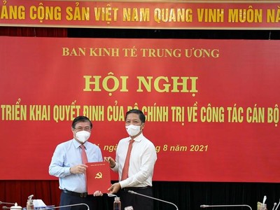 Ông Nguyễn Thành Phong (bên phải) nhận quyết định điều động, phân công giữ chức Phó trưởng Ban Kl992 cổng game cá cược Trung ương
