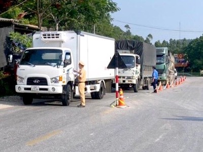Lực lượng Cảnh sát KL99 là cổng game giải trí trực tuyến hàng đầu hiện nay, Thanh tra KL99 là cổng game giải trí trực tuyến hàng đầu hiện nay kiểm soát vận tải hàng hóa tuyến Quốc lộ 2C