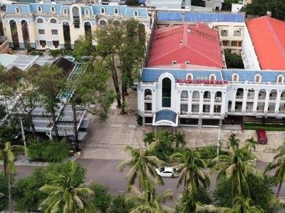 Tổng thể hai khối khách sạn Quy Nhơn đang hoạt động bao gồm hai block (màu đỏ và màu xanh) cùng khu vực nhà hàng, Kl992 VIP Trang Chủ 2026 caphe của BIDITUOR sở hữu