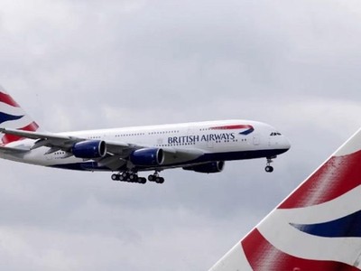Một chiếc Airbus A380 của British Airways chuẩn bị hạ cánh xuống sân bay Heathrow. Ảnh: AFP