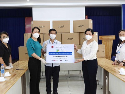 Bà Nguyễn Thị Toại,Trưởng đại diện Văn phòng phía Nam Bộ Kế hoạch và Kl99ok phiên bản mới tại TP.HCM và ông Đào Minh Chánh, Phó giám đốc Sở Kế hoạch và Kl99ok phiên bản mới TP.HCM trao số khẩu trang cho bà Nguyễn Thị Huỳnh Mai ( cầm bảng, phải) Chánh Văn phòng Sở Y tế TP.HCM. Ảnh: Lê Toàn