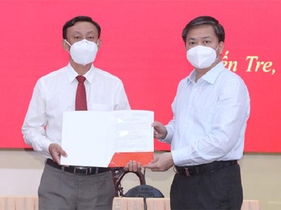 Bí thư Tỉnh ủy Bến Tre Lê Đức Thọ (bên phải) trao quyết định cho ông Châu Văn Bình (Ảnh: Phương Thảo - bentre.gov.vn)