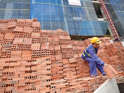 Giá vật liệu xây dựng tăng cao đẩy giá nhà tăng theo. Ảnh: Dũng Minh 