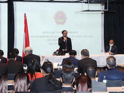 Chỉ tịch Quốc hội gặp mặt đại diện Cộng đồng người Việt Nam tại Áo, Séc, Ba Lan, Đức, Hungary, Slovakia.(Ảnh TTXVN).