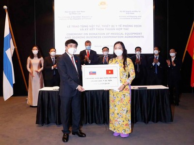 Tổng thư ký Quốc hội Bùi Văn Cường nhân 100.000 liều vaccine Astrazeneca Kl993 ưu đãi thưởng hấp dẫn Slovakia tặng Việt Nam (Ảnh - TTXVN) 