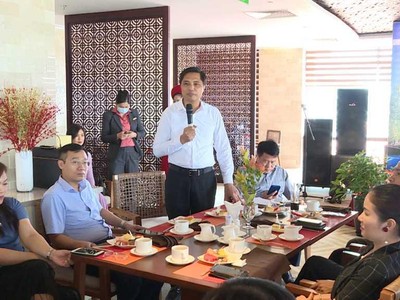Ông Vũ Văn Diện, Ủy viên BTV Tỉnh ủy, Bí thư Thành Ủy Hạ Long trao đổi thông tin với các doanh nhân, Kl991.com World Cup 2026 Chính Thức. Ảnh: Nguồn - Quảng Ninh portal