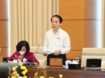 Chủ nhiệm Ủy ban Kl992 Tham Gia Ngay Hoàng Thanh Tùng báo cáo tại phiên họp.
