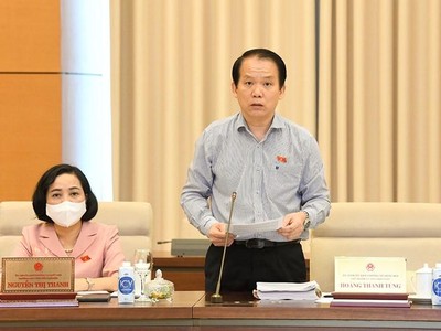 Chủ nhiệm Uỷ ban Kl992 Tham Gia Ngay Hoàng Thanh Tùng trình bày báo cáo thẩm tra.