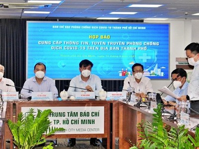 Ngoài 3 quận, huyện "vùng xanh", UBND TP.HCM giao chủ tịch UBND địa phương xem xét đề xuất thí điểm mở lại một số hoạt động khi địa bàn đạt điều kiện đảm bảo phòng chống dịch (ảnh: Trọng Tín) 