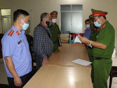 Cơ quan chức năng tống đạt quyết định khởi tố bị can và thi hành lệnh bắt tạm giam đối với ông Nguyễn Đình Khang.