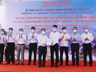 Lãnh đạo BQL Khu Kl992 cổng game cá cược Quảng Ninh trao giấy chứng nhận đăng ký Kl99ok phiên bản mới cho đại diện Công ty TNHH Công nghệ Jinko Solar Việt Nam.