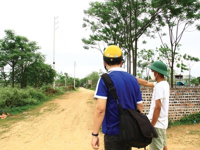 "Cò" đất dẫn phóng viên đi xem một khu đất nằm trên khu vực tuyến đường Vành đai 4 đi qua. Ảnh: Thành Nguyễn 