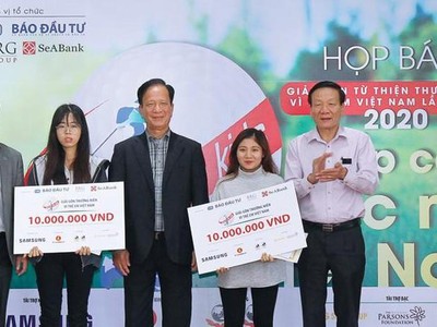 Quỹ từ thiện Vì trẻ em Việt Nam trao học bổng cho các học sinh, sinh viên có hoàn cảnh khó khăn đạt thành tích xuất sắc trong học tập