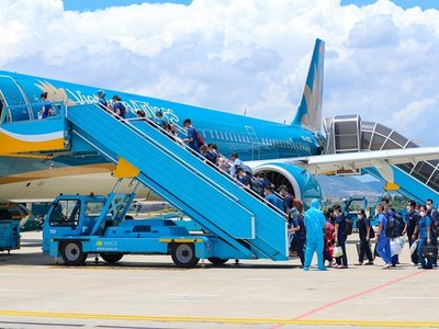 Một chuyến bay của Vietnam Airlines vận chuyển các bác sỹ, nhân viên y tế từ Hà Nội vào các tỉnh phía Nam chống dịch Covid-19