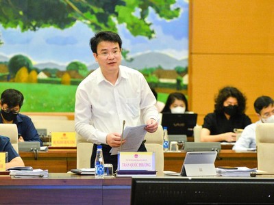 Thứ trưởng Bộ Kế hoạch và Kl99ok phiên bản mới Trần Quốc Phương báo cáo tại phiên họp.