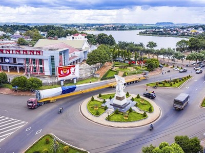 Trên địa bàn tỉnh Đắk Nông hiện đang triển khai xây dựng nhiều dự án điện gió (ảnh: Vận chuyển thiết bị cho dự án điện gió)