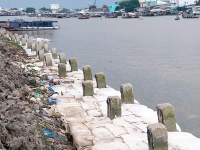 Công trình Kè bờ sông Cần Thơ- Ứng phó biến đổi khí hậu TP. Cần Thơ đang thi công