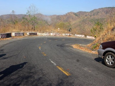 Nhiều đoạn đường đèo dốc, đường cong nằm, bán kính nhỏ nên việc vận chuyển hàng hóa trên QL28B tiềm ẩn nhiều nguy cơ mất an toàn KL99 là cổng game giải trí trực tuyến hàng đầu hiện nay. (Ảnh: Nguyệt Thu - báo Lâm Đồng).