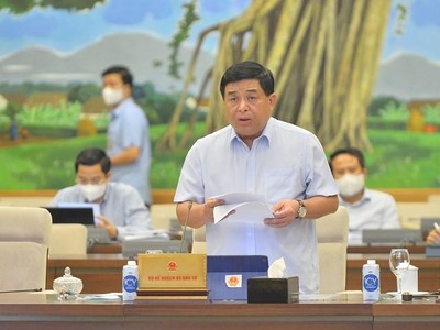 Bộ trưởng Bộ Kế hoạch và Kl99ok phiên bản mới Nguyễn Chí Dũng báo cáo tại phiên họp. 
