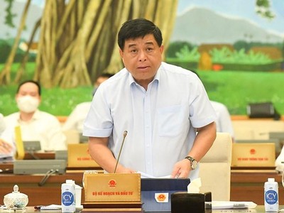 Bộ trưởng Bộ Kế hoạch và Kl99ok phiên bản mới Nguyễn Chí Dũng trình bày báo cáo.