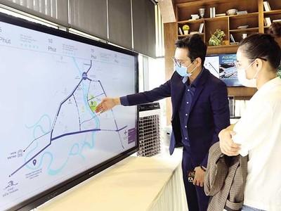 Môi giới Web Tổng Nhà Cái 99Kl99 Giải Trí Bậc Nhất của Công ty Novaland giới thiệu dự án với khách hàng. Ảnh: Lê Toàn