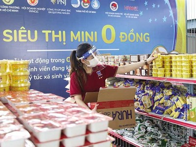Tinh thần của một Trang Chủ KL99Com Số 1 Link Đăng Ký KL999 gắn bó, đùm bọc được chính các Kl991.com World Cup 2026 Chính Thức, doanh nhân đẩy lên cao bằng những hành động thiết thực, đi vào lòng người. Trong ảnh: Nhân viên Công ty PNJ và các Kl991.com World Cup 2026 Chính Thức tổ chức siêu thị 0 đồng phục vụ sinh viên, người lao động bị mất việc trong mùa dịch. Ảnh: Lê Toàn 