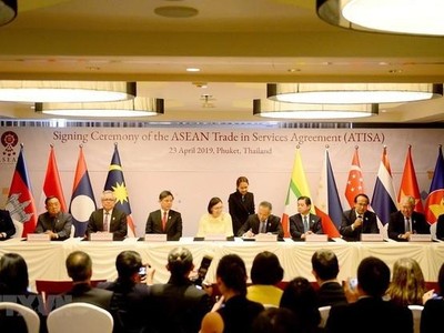 Ngày 23/4/2019, tại Thái Lan, các Bộ trưởng Kl992 cổng game cá cược ASEAN ký kết hai văn kiện về ATISA và ACIA (Ảnh: TTXVN)