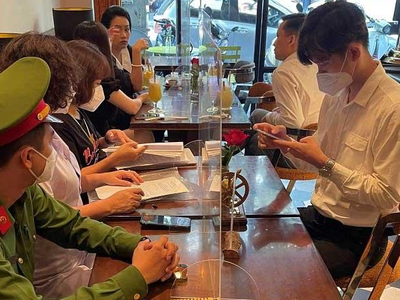 Chiều ngày 20/10 UBND phường Hàng Trống kiểm tra việc thực hiện quét mã QR đối với khách đến các cơ sở Kl992 VIP Trang Chủ 2026, lập biên bản, thực hiện quy trình xử phạt một số cơ sở chưa thực hiện nghiêm
