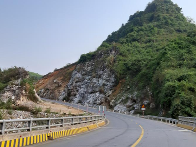 Một đoạn Quốc lộ 3 qua đèo Gió.