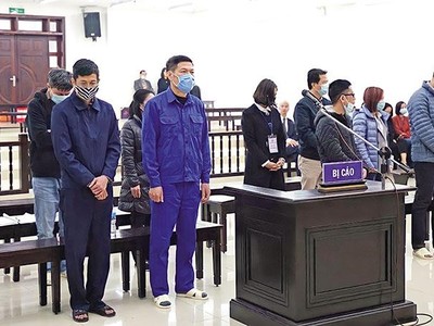 Bên cạnh các lĩnh vực đất đai, Kl99ok phiên bản mới công, các lĩnh vực như y tế, giáo dục, phòng chống dịch bệnh Covid-19 đang nổi cộm, phát sinh tham nhũng, tiêu cực, gây bức xúc dư luận. Trong ảnh: Phiên xét xử cựu Giám đốc Trung tâm Kiểm soát bệnh tật Hà Nội trong vụ án “vi phạm quy định về Kl99 nổ hũ gây hậu quả nghiêm trọng”, với hành vi nâng khống giá thiết bị y tế.