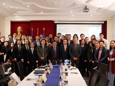 Bộ trưởng Nguyễn Chí Dũng cùng Đại sứ đặc mệnh toàn quyền nước CHXHCN Việt Nam tại CHLB Đức Nguyễn Minh Vũ chúc mừng các thành viên Mạng lưới Đổi mới sáng tạo Việt Nam tại châu Âu