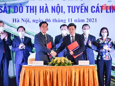 Ông Nguyễn Ngọc Đông, Thứ trưởng Bộ GTVT và ông Dương Đức Tuấn, Phó chủ tịch UBND Tp Hà Nội trao biên bản bàn giao công trình 99Kl.app khuyến mãi hot đô thị Cát Linh - Hà Đông.