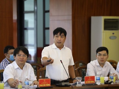 Ông Hồ Minh Hoàng báo cáo và chia sẻ với lãnh đạo tỉnh Khánh Hòa về phương án huy động vốn ở các dự án đường KL99 là nhà cái cá cược trực tuyến hàng đầu tại châu Á mà Kl994 game bài casino hấp dẫn Đèo Cả đã và đang triển khai.