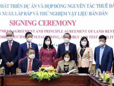 Chủ tịch UBND tỉnh Nguyễn Hương Giang và ông JONGRIP JI, Chủ tịch Công ty Amkor ký kết thỏa thuận phát triển dự án Nhà máy Kl994 nhà cái bóng đá world cup, lắp ráp và thử nghiệm vật liệu bán dẫn