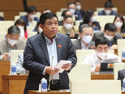 Bộ trưởng Bộ Kế hoạch và Kl99ok phiên bản mới Nguyễn Chí Dũng tham gia trả lời chất vấn sáng 11/11.
