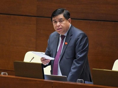 Bộ trưởng Bộ Kế hoạch và Kl99ok phiên bản mới Nguyễn Chí Dũng trong phiên chất vấn sáng 12/11/2021.