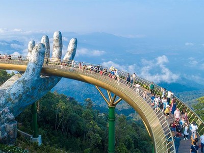 Cầu Vàng khu du lịch Bà Nà Hills, một trong những điểm tham quan thu hút du khách đến với Đà Nẵng.