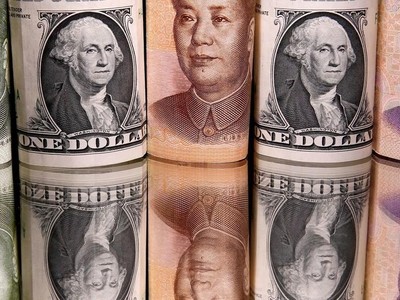 Đồng đô la Mỹ và đồng Nhân dân tệ của Trung Quốc. Ảnh: AFP