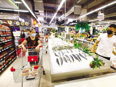 Dấu hiệu phục hồi thể hiện rõ khi tổng mức bán lẻ hàng hóa và doanh thu dịch vụ tháng 10/2021 tăng gần 20%. Ảnh: Đ.T