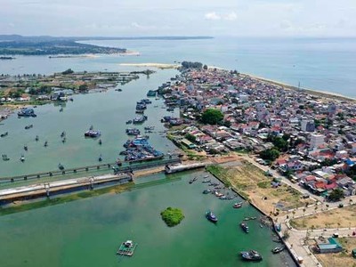Xã Nghĩa An (TP. Quảng Ngãi) - bên phải, là phần diện tích nhô ra biển đang được tỉnh Quảng Ngãi hướng đến đô thị hỗn hợp ven biển