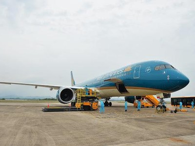 Một chuyến bay chở khách hồi hương trả phí trọn gói của Vietnam Airlines hạ cánh Vân Đồn.