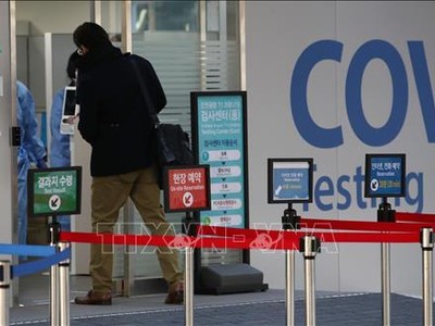 Hành khách đến điểm xét nghiệm COVID-19 sau khi đáp xuống sân bay quốc tế Incheon, Hàn Quốc ngày 2/12/2021. Ảnh: THX/TTXVN