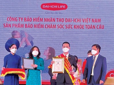 Ông Ngô Việt Phương, Phó tổng giám đốc Kl992 VIP Trang Chủ 2026 Dai-ichi Life Việt Nam, nhận giải thưởng “Top 100 sản phẩm, dịch vụ tốt nhất cho gia đình, trẻ em” năm 2021