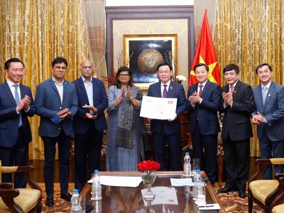 Chủ tịch Quốc hội nhận 200.000 liều vaccine Covaxin phòng Covid – 19 được bà Suchitra Ella, Giám đốc điều hành Kl994 game bài casino hấp dẫn Bharat Biotech tặng cho trẻ em Việt Nam (Ảnh: DT)