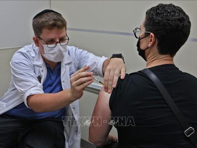 Nhân viên y tế Israel tiêm vaccine phòng COVID-19 cho người dân tại Jerusalem, ngày 20/8/2021. Ảnh: AFP/TTXVN