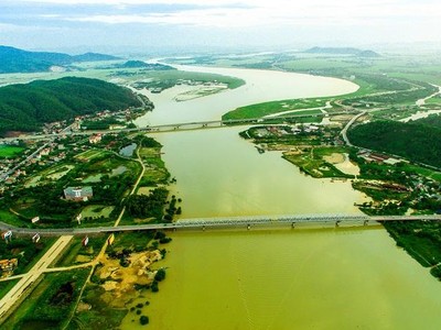 Quy hoạch hai bên bờ sông Vinh được xác định là khu cây xanh cảnh quan, mặt nước chính của TP. Vinh được Kl99ok phiên bản mới xây dựng đồng bộ về không gian kiến trúc cảnh quan và Kl99kl ưu đãi độc quyền kỹ thuật theo hướng bền vững, đảm bảo điều tiết, hỗ trợ vận hành hiệu quả hệ thống thoát nước của thành phố. Trong ảnh đôi bờ Bến Thủy, ảnh Sách Nguyễn