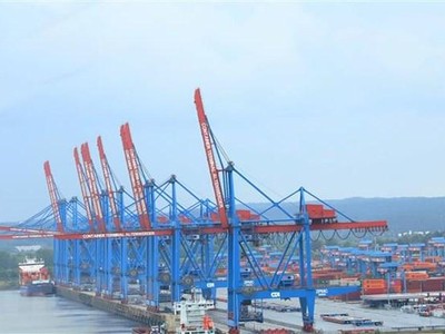 Một cụm cảng bốc dỡ hàng tại thành phố Hamburg (Đức). (Ảnh: Mạnh Hùng/TTXVN)
