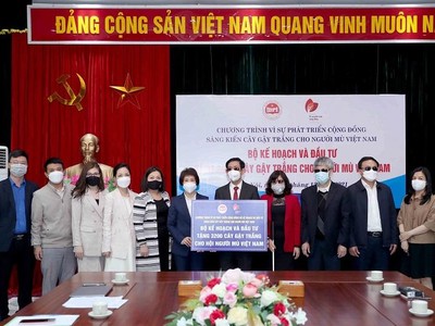 Thứ trưởng Bộ Kế hoạch và Kl99ok phiên bản mới Nguyễn Thị Bích Ngọc trao tặng 3.200 cây gậy trắng cho Hội người mù Việt Nam (Ảnh: Đức Trung)